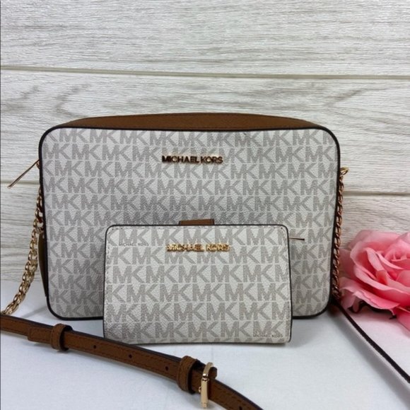 Michael Kors Handbags - ❤️Michael Kors EW Crossbody Bag & Wallet Vanilla